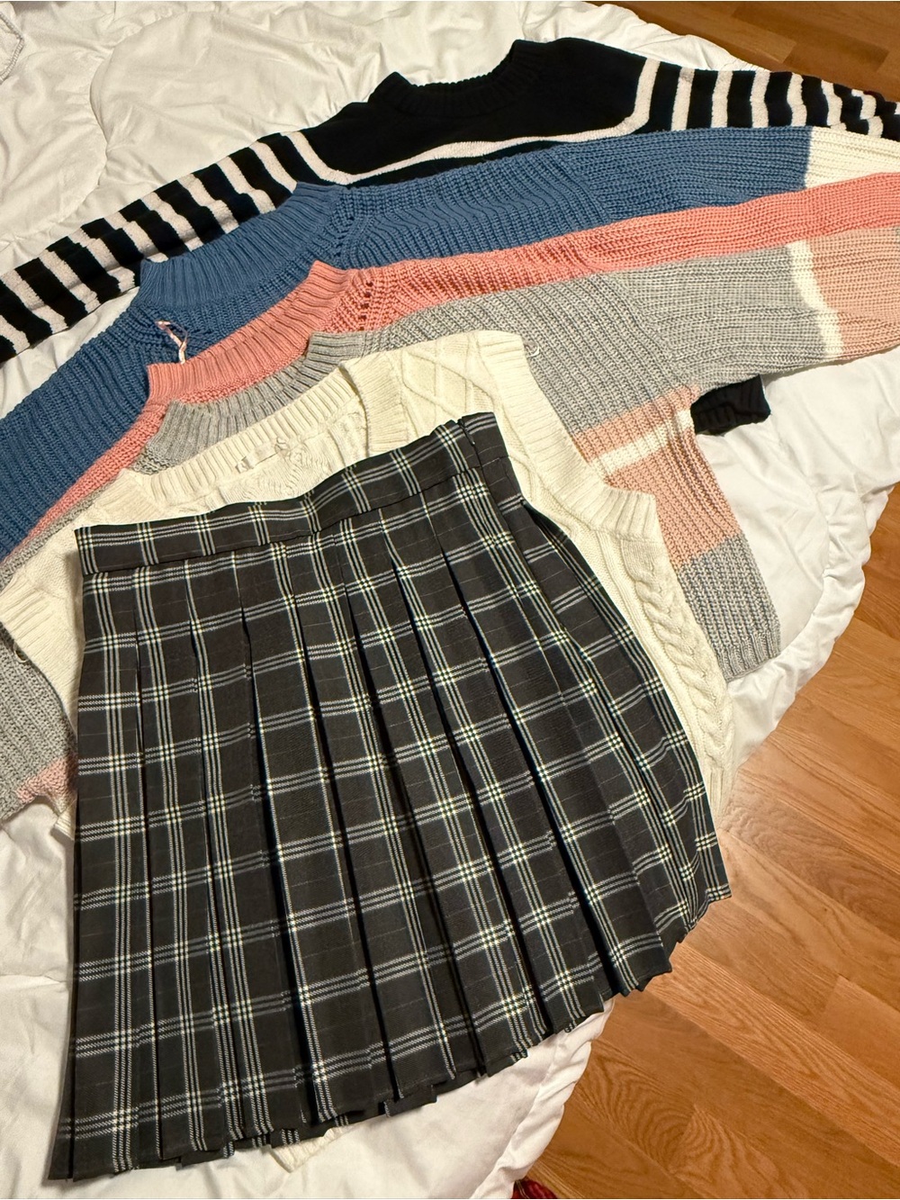 6 Piece Preppy Fall Capsule Wardrobe | Knit Sweaters + Plaid Skirt